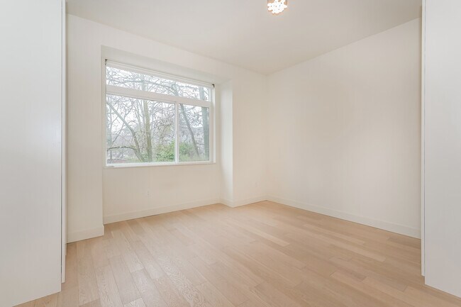 Building Photo - 121A 15th Ave