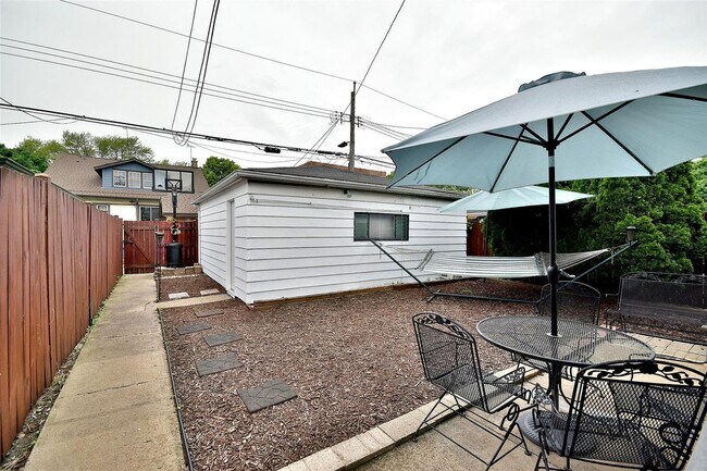 Shared Backyard - 4044 N Mango Ave