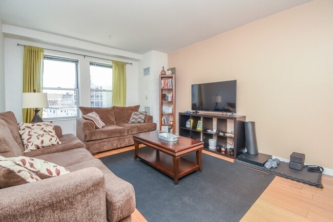 Building Photo - 16 Miner St