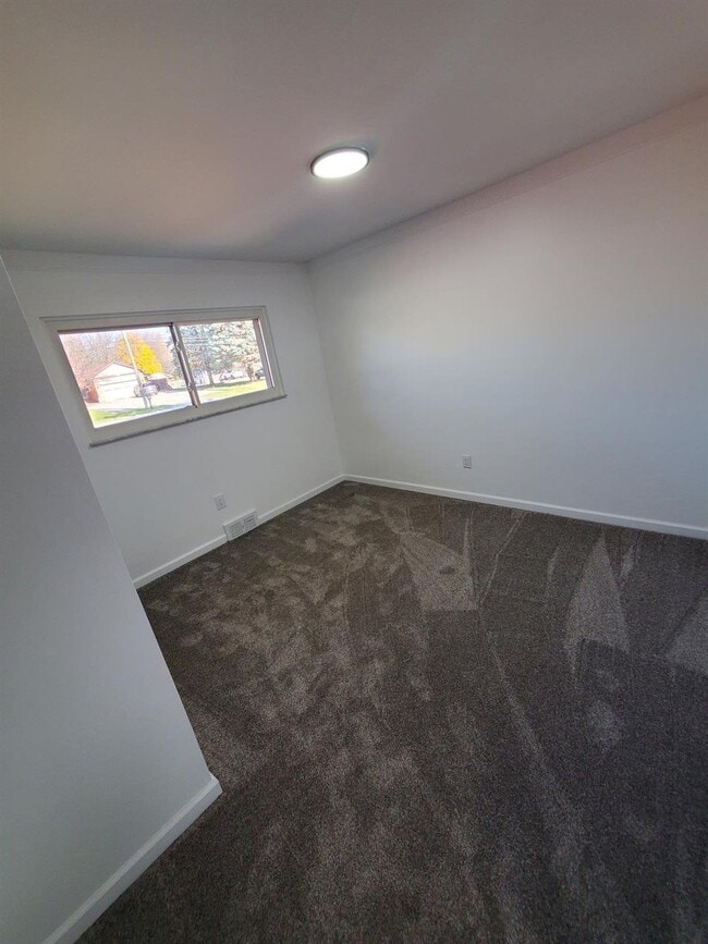 Building Photo - 3 Bedroom, 2 Bathroom Ranch, Updated Throughout, Granite, Stainless, 2 Beautiful Full Baths, Upda...