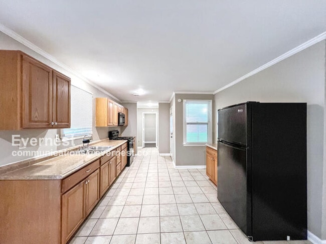 Building Photo - 3685 Woodland Dr