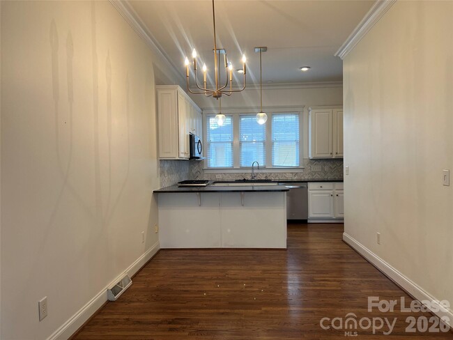 Building Photo - 711 E 9th St