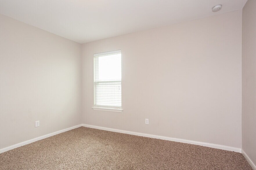 Building Photo - 2039 Diamond Crest Dr