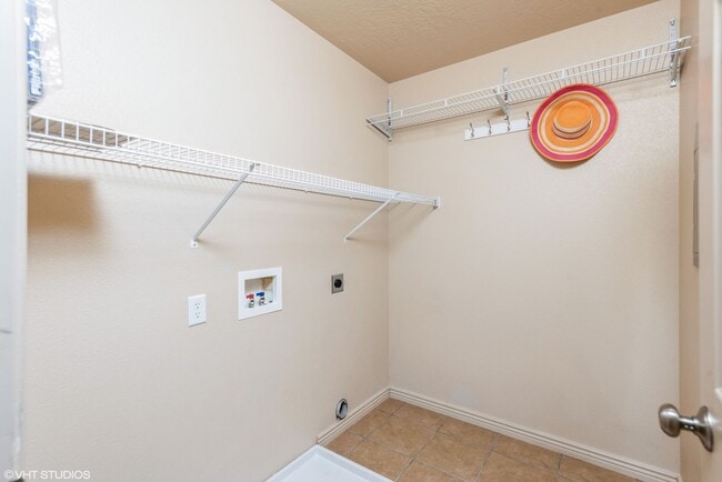 Building Photo - 3 Bedroom Townhome with Private Patio