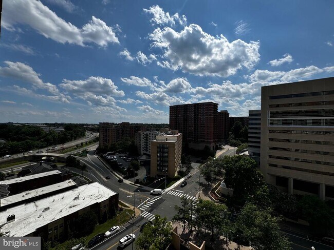 Building Photo - 1301 N Courthouse Rd