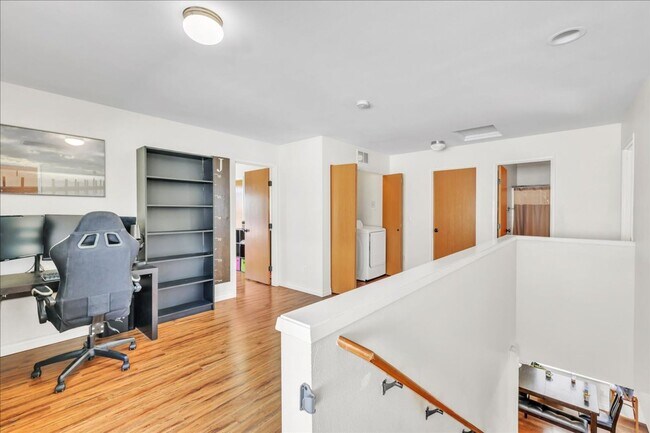 Building Photo - Stylish Yelm Home with A/C, Butcher Block Counters & Fully Fenced Yard!