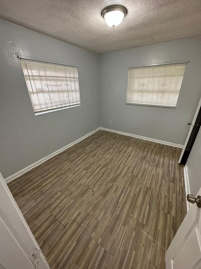 Building Photo - 2845 W 6th St