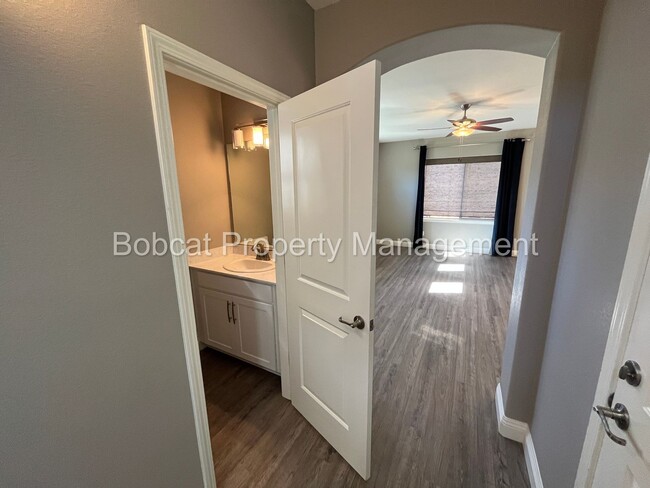 Building Photo - 3 Bedroom 2.5 Bathroom Townhouse in Carson...