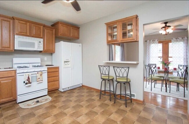 Building Photo - 3x2 corner lot w/ fenced backyard