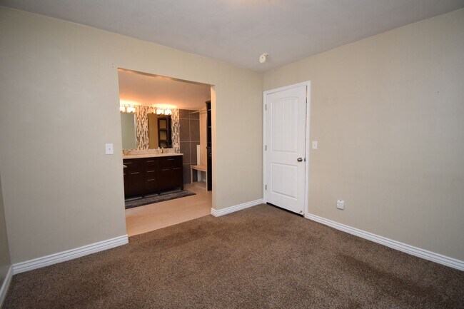 Building Photo - 1373 S 200 E