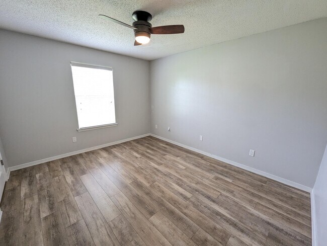 Building Photo - 9516 Brentwood Blvd