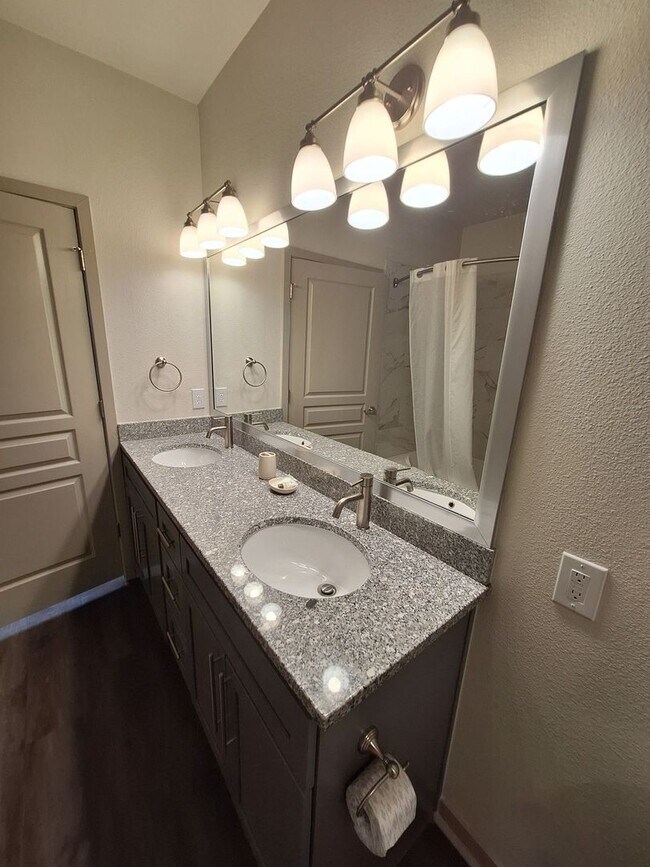 Building Photo - CH-Cortland Flatirons