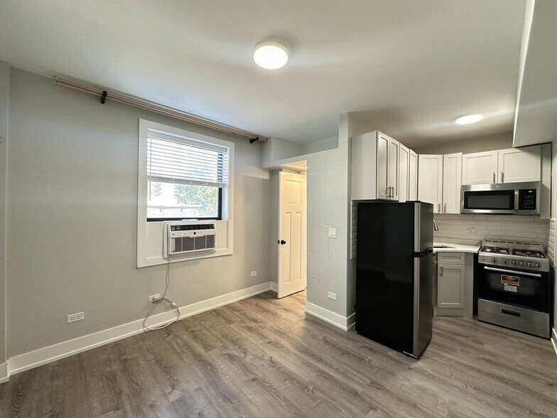 Building Photo - 553 W Belmont Ave