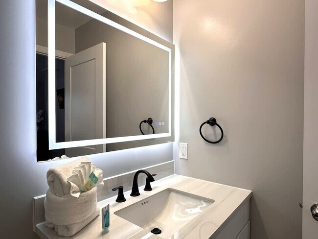 Building Photo - 421 Cabello Dr