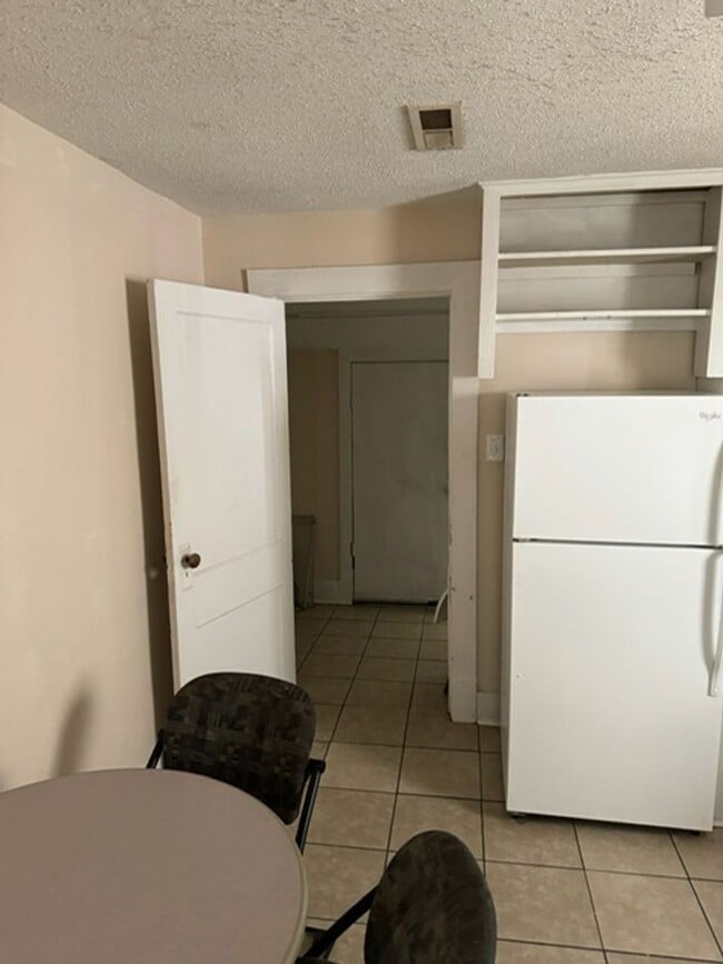 Building Photo - 2 bed/ 1 bath single family home
