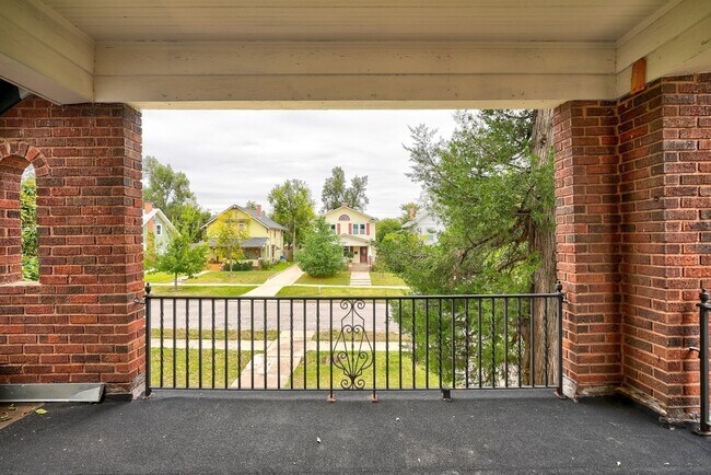 Building Photo - Exquisite 1 Bedroom Brownstone Apartment Steps Away from The Plaza District!
