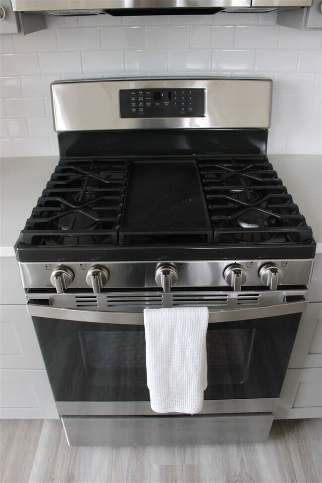 Building Photo - 2 bedroom 2 bathroom Brand New Triplex!