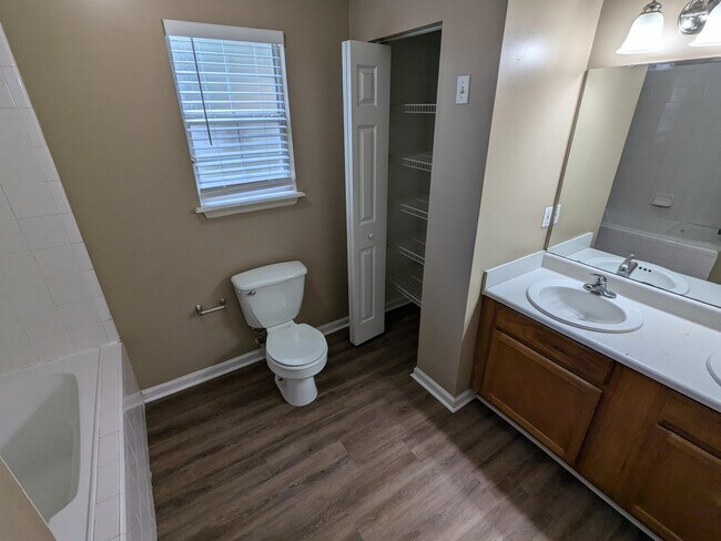 Building Photo - 3100 Dunkeld Ct