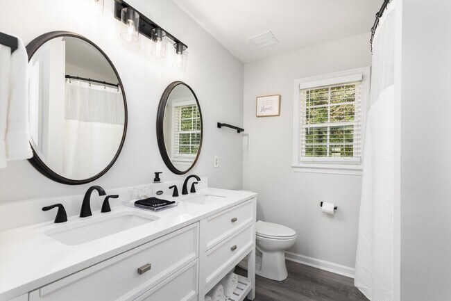 Building Photo - Charming 3 Bedroom Home with Modern Features and Spacious Outdoors!