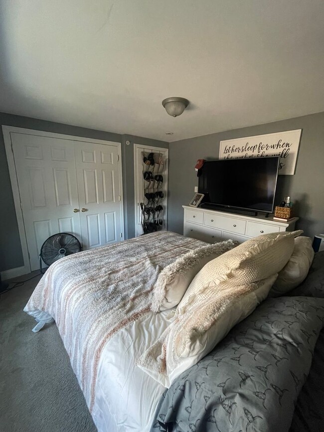 Building Photo - Upscale Condo Open Concept 2 Bed located i...