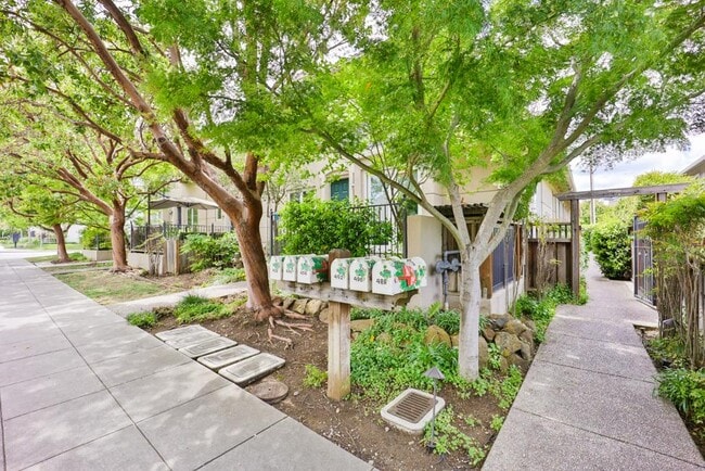 Building Photo - 492 Tyndall St