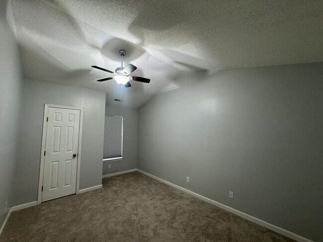 Building Photo - Condo Living in Newport News