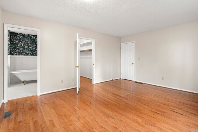 Building Photo - Spacious Updated Ranch