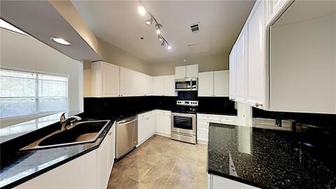 Building Photo - 518 Sandringham Dr