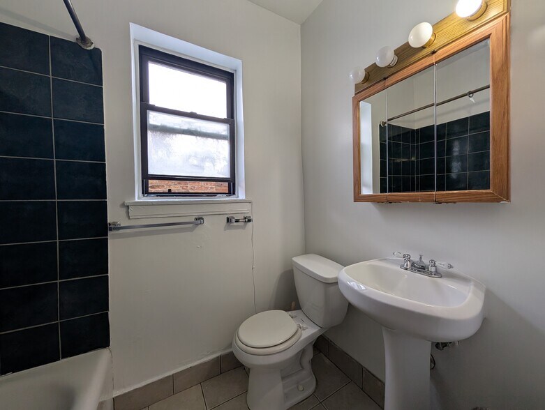 Building Photo - 4848 N Damen Ave