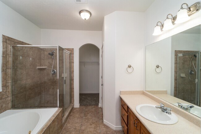 Building Photo - 1210 W Indian Hills Dr