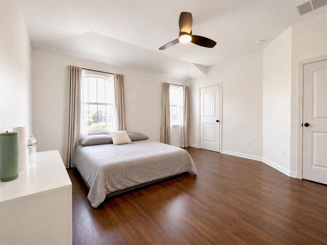 Building Photo - 402 Crater Lake Dr