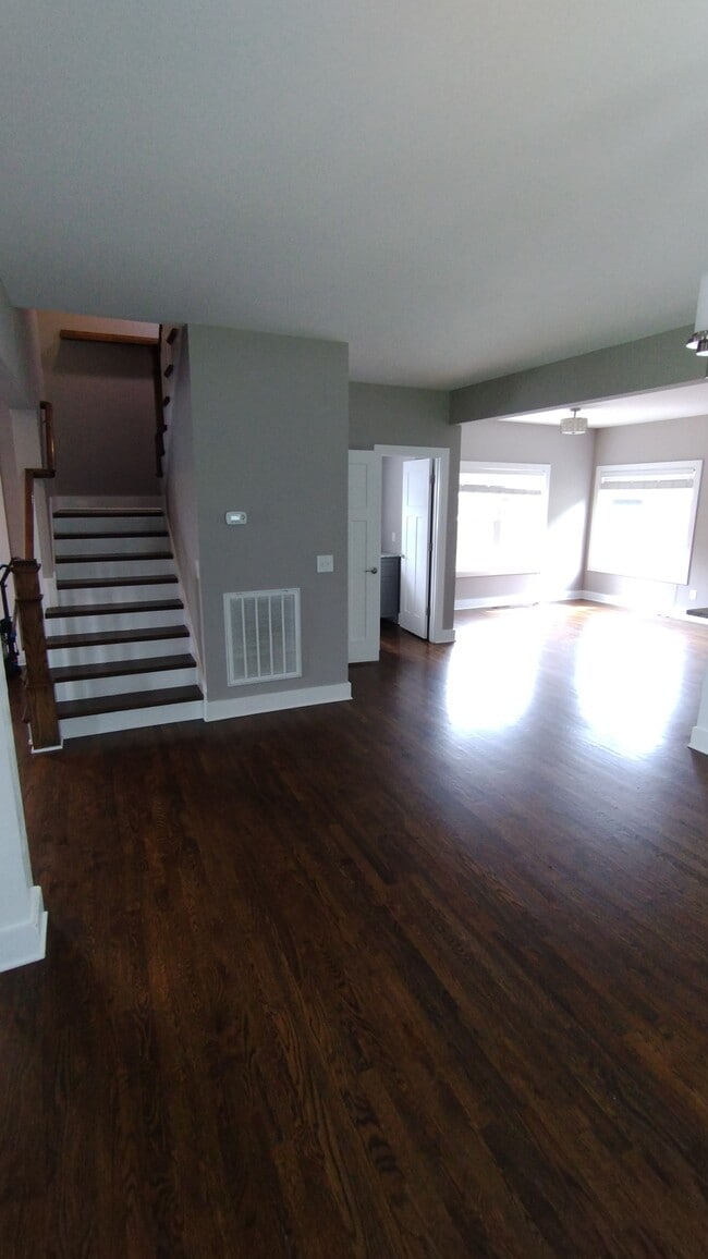 Building Photo - 1110 Argyle Ave