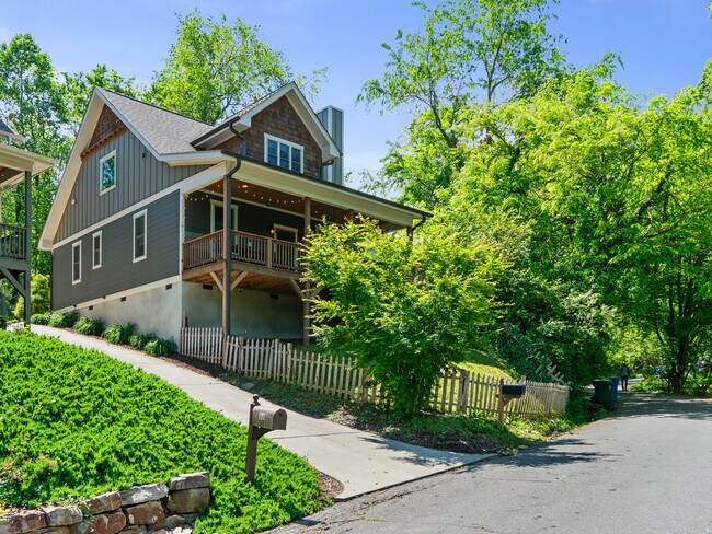 Primary Photo - 70 Deaver St