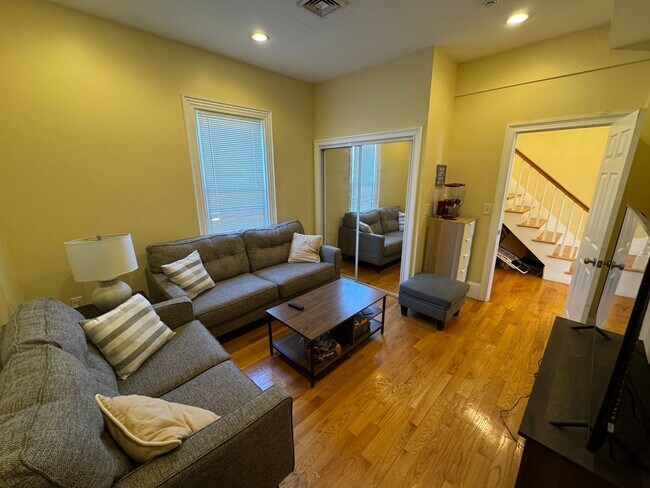 Building Photo - Awesome 6 bed 3.5 bath in Somerville...