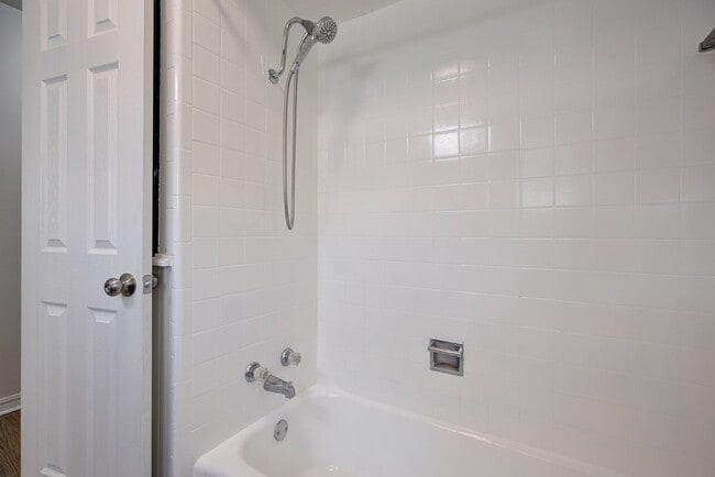 Building Photo - 1520 Brookdale Dr