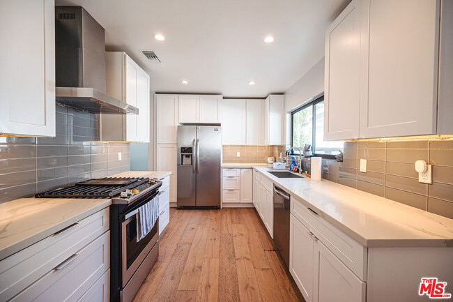 Building Photo - 3116 Beachwood Dr