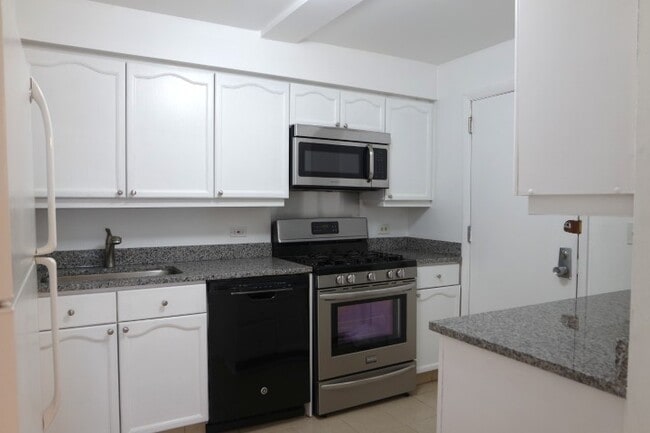 Building Photo - 10353 Dearlove Rd