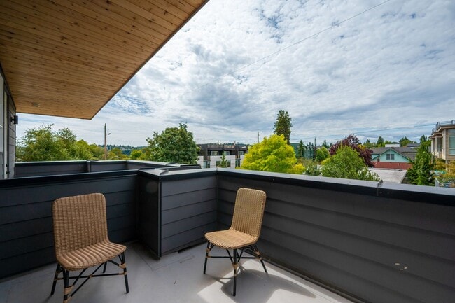 Building Photo - Modern 3-Level Townhome (2020) with Private Roof Deck & A/C