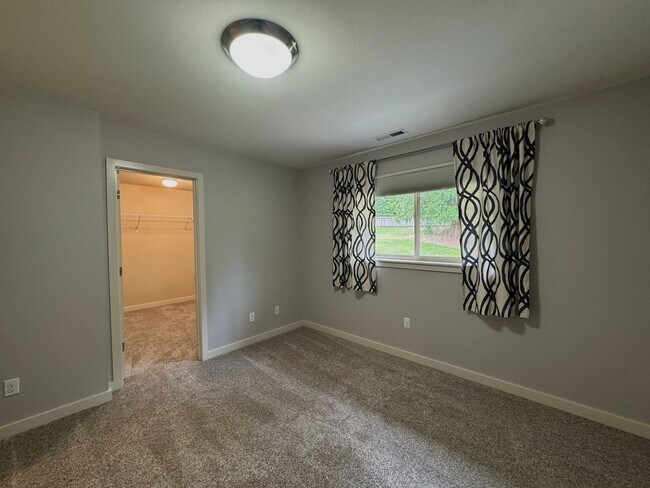 Building Photo - Stunning Bainbridge Island 4 bedroom home....available now!