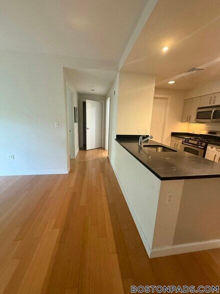 Building Photo - 601 Albany St