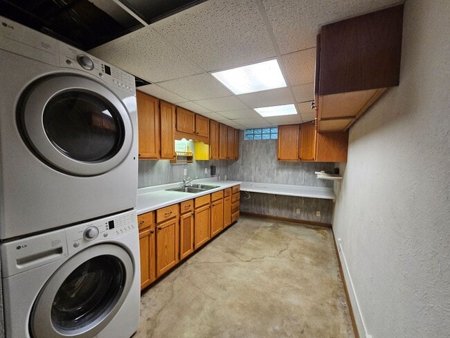 Building Photo - 3 bedroom 2 bath with additional lower lev...