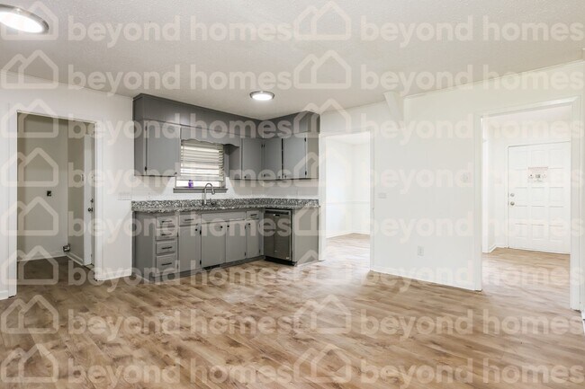 Building Photo - Move-In Ready 3-Bedroom 2-Bathroom Home in...