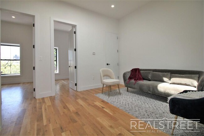 Building Photo - Brand NEW 4 Bed 1 Bath Floor-Thru Brownsto...