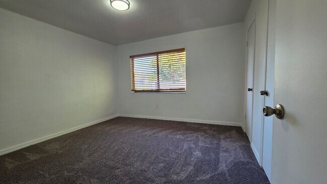 Building Photo - ** 1 Bedroom 1 Bath ** LIMITED TIME SPECIAL **