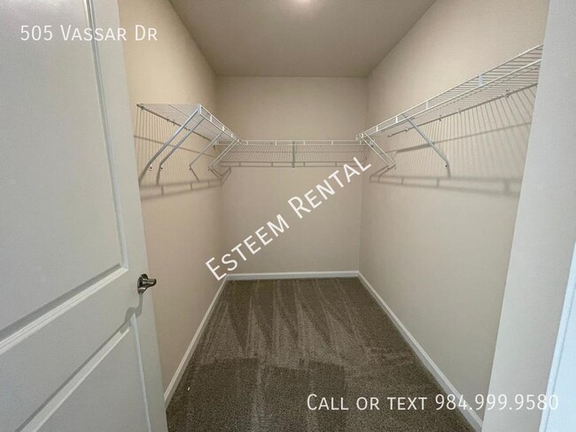 Building Photo - 505 Vassar Dr