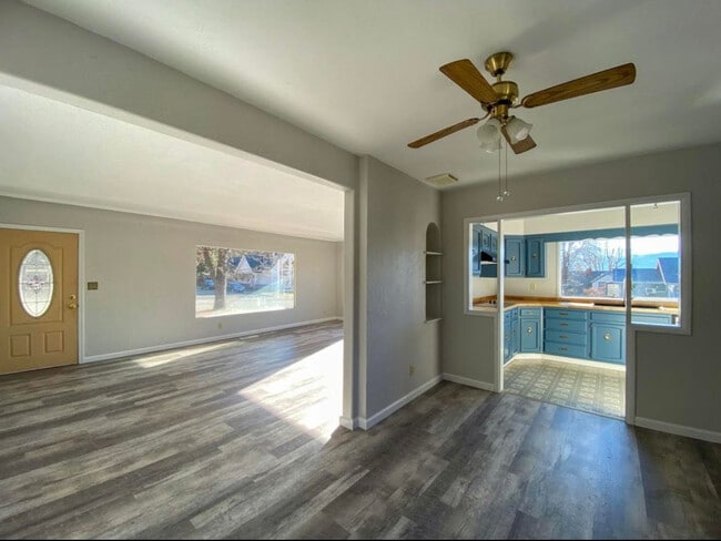 Building Photo - 300 E Lake St