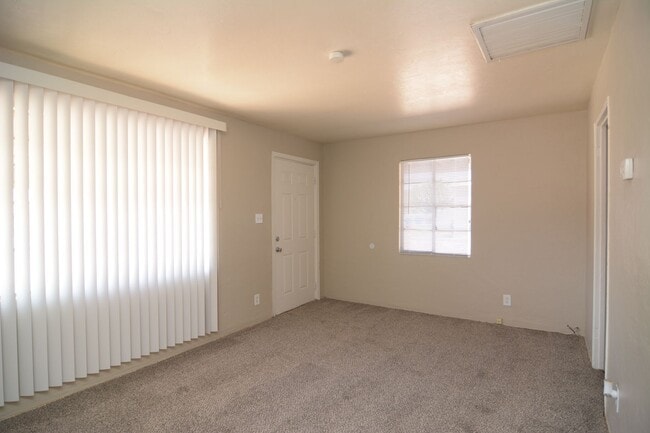 Building Photo - Charming Remodeled 2 Bedroom 1 Bath Home! ...