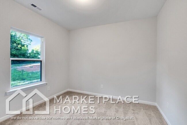 Building Photo - 3910 Standish Dr
