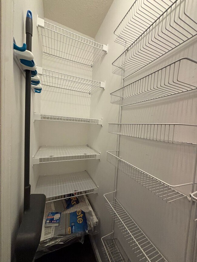 Building Photo - AVAILABLE NOW- LOW MAINTENANCE, MOVE-IN READY PATIO HOME IN NE COLUMBIA!!