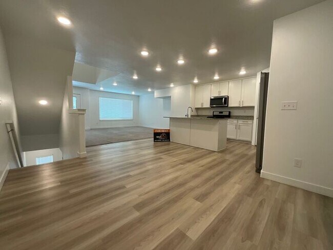 Building Photo - 4 Bedroom 3 Bath 2200 Sq ft Home 2 Car Garage.